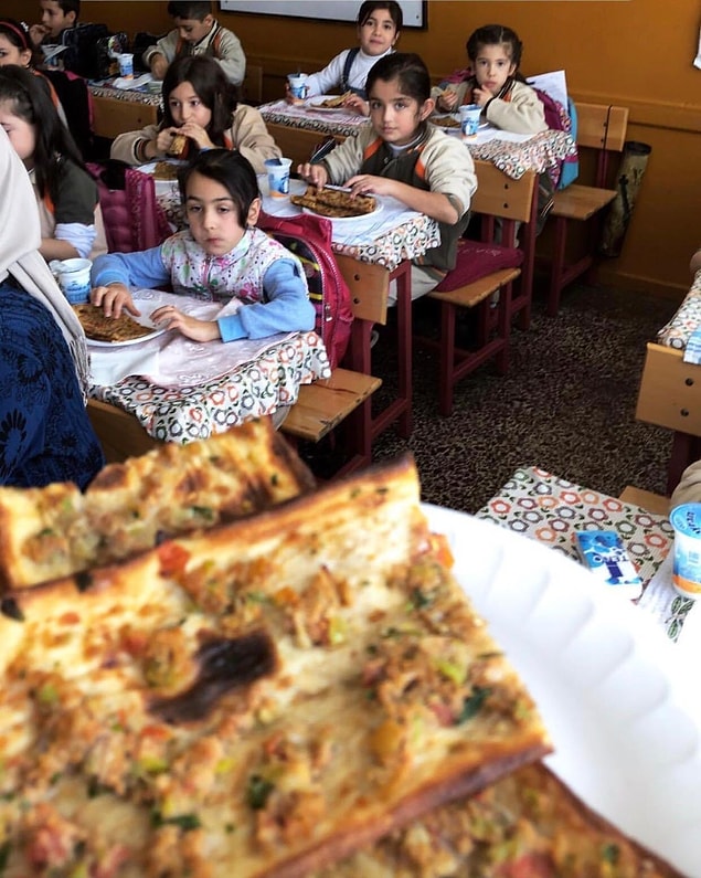 15. İlkokulda etli ekmek partilerine katılabilirsiniz.