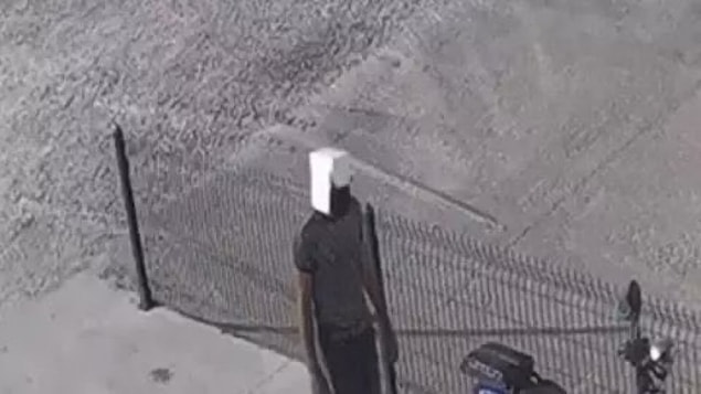 23. Motor çalmaya giderken kafasına kese kağıdı geçiren hırsız gibi hırsız.