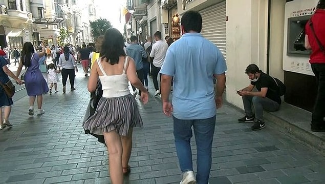 Uzun süre kadının arkasından yürüyen adam, videonun sonunda polisler tarafından göz altına alındı. Daha sonra da bu kişinin tutuklandığı haberini de okumuştuk.