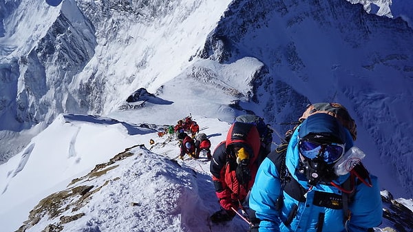 3. Последний регион, который приходится пройти, чтобы достичь вершины Эвереста, - это Радужная долина, но добравшись туда, можно увидеть, как многие альпинисты умирают из-за холода.