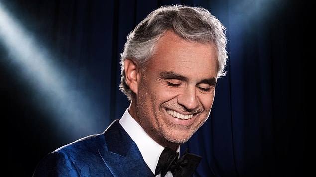 Andrea Bocelli 22 Eylül 1958 yılında dünyaya geliyor. Fakat talihsiz olay daha annesi ona 4 aylık hamileyken gerçekleşiyor.