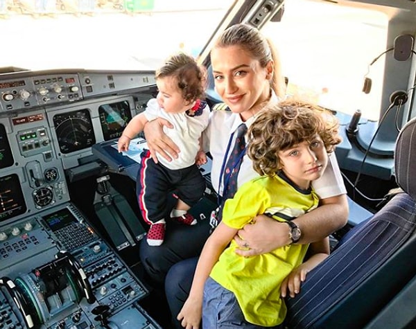 Yağmur Sarıoğlu ise Hacettepe İngilizce Öğretmenliği mezunu. Bir süre öğretim görevlisi olarak çalıştıktan sonra ise kariyer planını pilot olma doğrultusunda çiziyor.