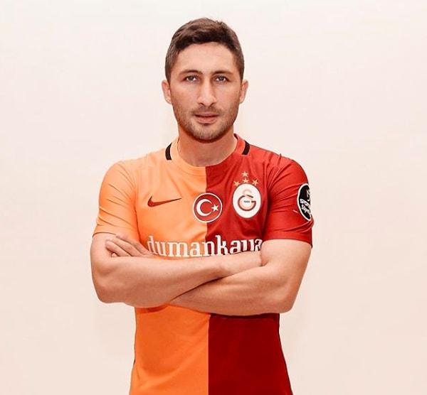 Sabri Sarıoğlu'nun kim olduğunu uzun uzun anlatmamıza gerek yok sanıyorum. Kendisi 1999 yılından 2017'ye kadar Galatasaray'da forma giyen Türk eski milli futbolcu.