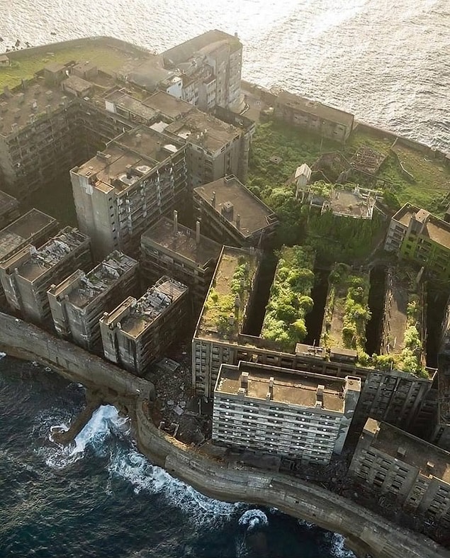 Japonya'daki Hashima Adası bir zamanlar dünyanın en yoğun nüfuslu adasıdır; çünkü altında kömür yatar; tabii ki kömür biter ve insanlar gider. Ada'ya da okyanusun ortasında öylece durmak kalır...