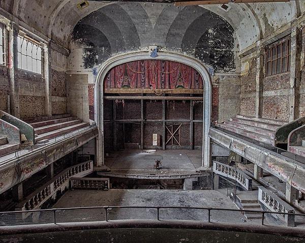 1914 yılında Belçika, Charleroi'de açılan Le Varia 1500 kişi kapasiteli bir tiyatro ve sinema salonudur. 1989'da ise kapatılır.