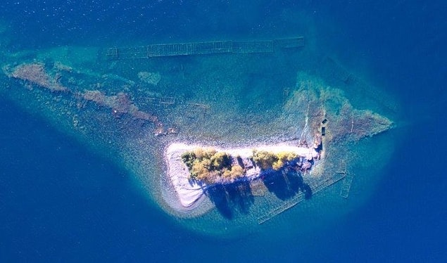 Dünya'nın en büyük tatlı su gölü olan Superior'dan bir gümüş madeni olan Silver Islet... 1870'de kurulan maden, gölün hırçınlığına dayanamaz ve 1884'te tamamen sular altında kalır.