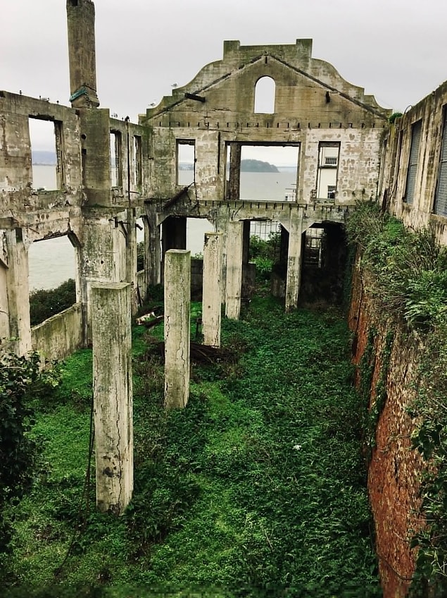 Amerika'nın ünlü hapishane adası Alcatraz, 1861 ve 1963 yılları arasında hizmet verir ve sahile 2,5 kilometre uzaklıktaki adadan hangi akla hizmet bilinmez, 14 kaçma denemesi yapılır.