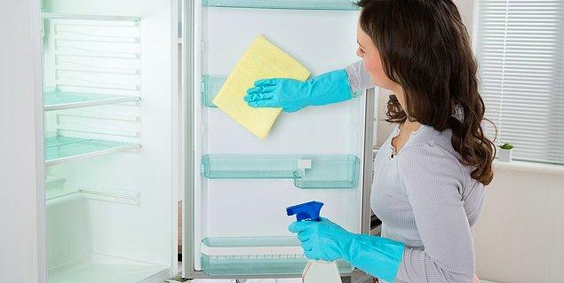 10. Dağınık olan bir yeri toparlamak, stresinizi kontrol etmede size yardımcı olur. Buzdolabını boşaltıp temizlemeye ne dersiniz?