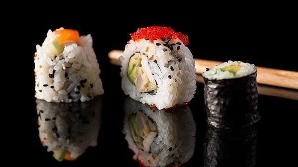 2. Sushi "çiğ balık" demek değil ve hatta her sushide balık bulunmuyor. Sushi, sirkeli pirinç içeren her yemeğe deniyor.