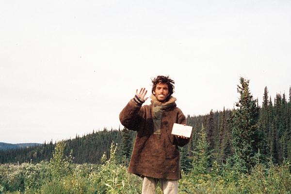 1. Into The Wild filminde hikayesini izlediğimiz Christopher McCandless'ın çıktığı Alaska gezisinde çektiği son fotoğraflarından biri.