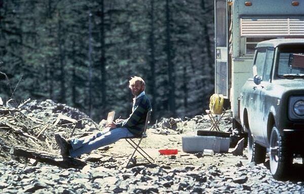2. Volkan bilimci David. A. Johnson, 1980 yılındaki volkan patlamasında hayatını kaybetmeden önce kampta oturuyor. Volkandaki sismik aktiviteyi de kendisi bildirmişti.