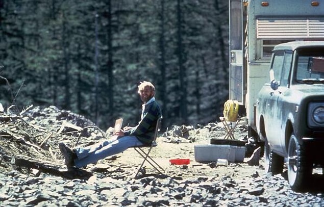 2. Volkan bilimci David. A. Johnson, 1980 yılındaki volkan patlamasında hayatını kaybetmeden önce kampta oturuyor. Volkandaki sismik aktiviteyi de kendisi bildirmişti.