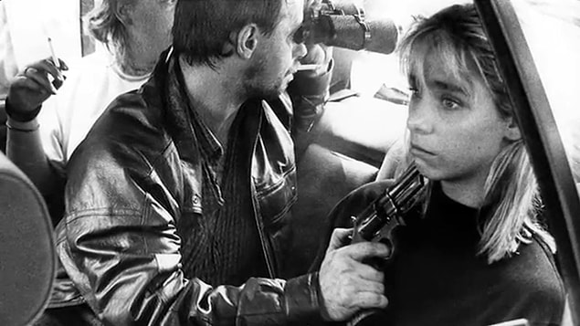 7. Silahı görene kadar bu kadının rehin alındığını bir an için fark etmiyorsunuz. Bu fotoğraf çekilene kadar soyguncular iki kişiyi çoktan öldürmüştü.