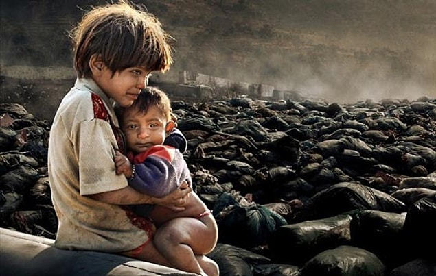 15. Nepal çöplüklerinde yaşayan iki kardeş.