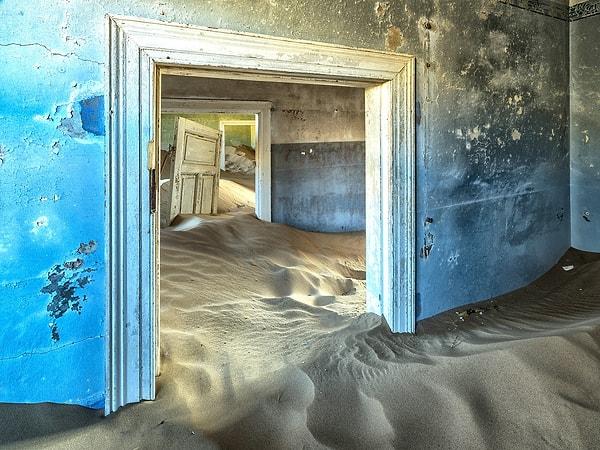 Hayır, bir Dali tablosu değil! Namibya'nın Kolmanskop bölgesinden 100 yıllık tek başınalık yaşayan ve bazı filmlerde de boy gösteren eski bir elmas madeninden çöl ev...