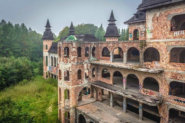 Şimdilerde terk edilmiş bir kaleye benzeyen ve aslında hiç tamamlanamamış bu kırk yıllık yapı Polonya'nın Lapalice bölgesinden...