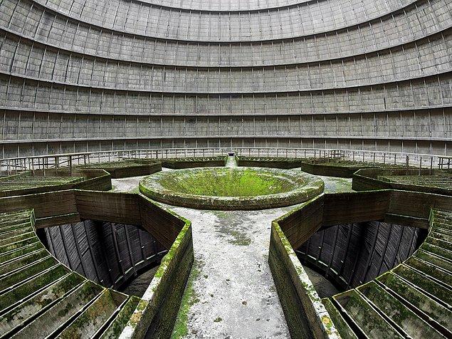 1921'de inşa edilen IM enerji santrali Belçika'nın en büyük kömür santrallerinden biri olur. Ancak 2 binli yıllara gelindiğinde yarattığı kirlilik nedeniyle protesto edilir ve 2007'de kapatılır.