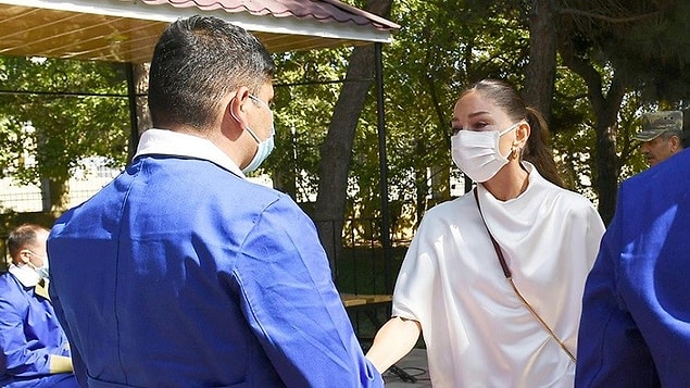 Halk first lady’i tanıyamadı ve ziyaret haberlerin altına Mehriban Aliyeva yerine model getirildiğini iddia etti.