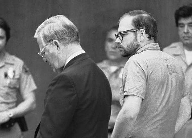 5. Lawrence Bittaker ve Roy Norris Güney Kaliforniya'da beş genç kızı kaçırdı, tecavüz etti ve öldürdü. Bu iğrenç suçlara ek olarak kurbanlarına buz kıracağı, tornavida ve pense gibi ev alet kutularında bulunan eşyalarla da işkence yaptılar .