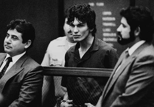 8. Richard Ramirez, Los Angeles'da en az 14 kişiye tecavüz etti ve öldürdü. Kurbanlarına saldırmadan önce evlerine zorla giriyordu.