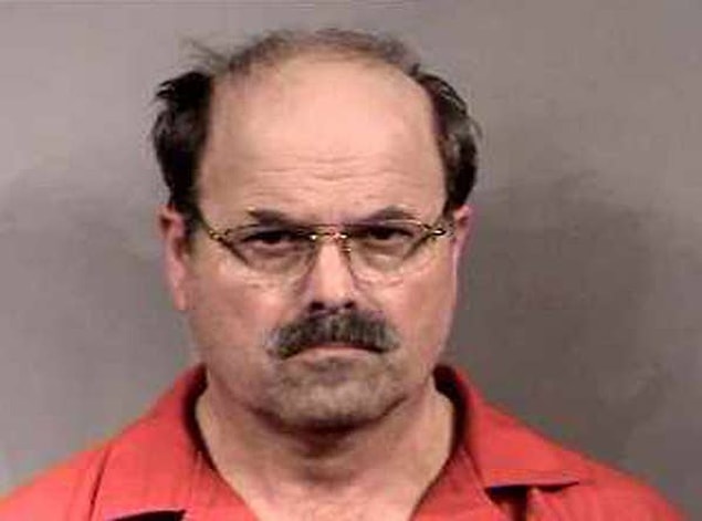 12. Dennis Rader kurbanlarını bağlayan, işkence eden ve öldüren ve ardından polise suçları hakkında alaycı mektuplar gönderen bir seri katildi .