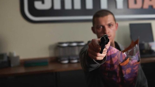 4. Tom Holland’ın başrolde olduğu ve Russo kardeşlerin yönetmenlik koltuğunda oturduğu Cherry filminin yayın haklarını APPLE TV+ satın aldı. Filmin 2021’de yayınlanması bekleniyor.