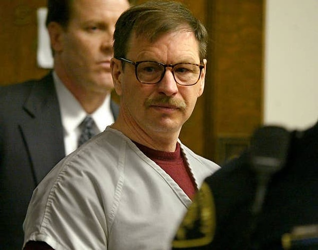 14. Gary Ridgway yaklaşık 50 genç kadını öldürdü. Bunların çoğunun mülteci ve seks işçileri olduğu iddia ediliyor. Kadınların cesetlerini Washington çevresinde çöplere atıyor ve onlarla seks yapmak için geri dönüyordu.
