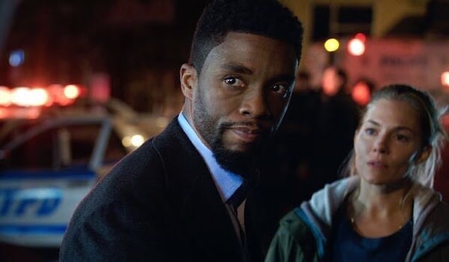 10. Chadwick Boseman'ın, 21 Bridges filminde birlikte rol aldığı Sienna Miller kendisinden daha az ücret aldığı için kendi ücretinden kesip aktrise verdiği ortaya çıktı.