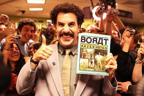 İngiliz aktör Sacha Baron Cohen, aynı zamanda senaristliğini de üstlendiği Borat, Brüno, The Dictator gibi bolca toplumsal ve politik hiciv içeren komedi filmleriyle isim yapmış.