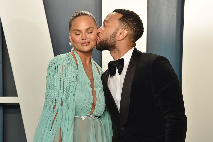 Ucuncu Kez Ebeveyn Olmaya Hazirlanan John Legend Ve Chrissy Teigen Bebeklerini Kaybettiklerini Yurek Daglayan Bir Paylasimla Duyurdu Onedio Com