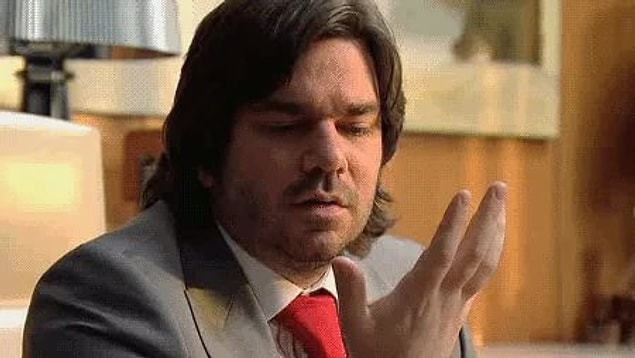 Orta parmak yüzük parmağına eğilimli bir yapıya sahipse bu kişinin oyunculuk kabiliyeti olduğunu gösterir.
