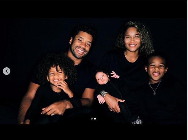 В июле этого года Сиара родила своего третьего ребенка, Уина - и второго ребенка от своего мужа Рассела Уилсона. Тем временем Ванесса Брайант позировала вместе с младшей дочерью Коби Брайанта, 15-месячной Капри Коби Брайант.