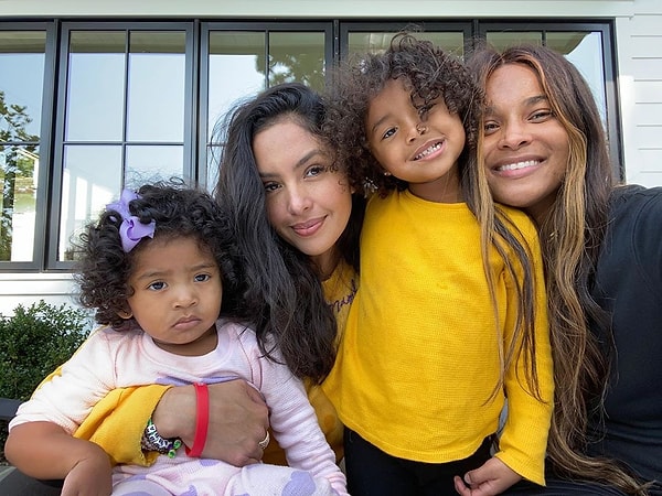 В прошлом месяце, в День Мамбы, Сиара поделилась фотографией, на которой запечатлена вместе с Ванессой, Капри и трехлетней Бьянкой Беллой Брайант, написав, как она восхищается Ванессой.