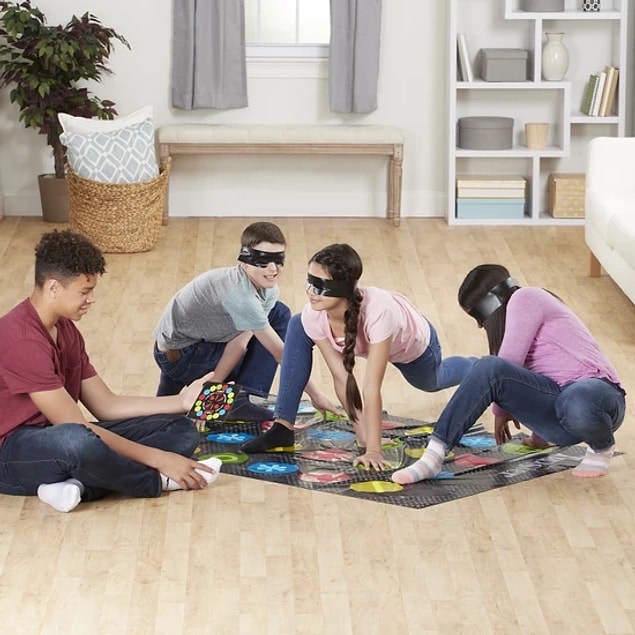 15. Twister'ı gözler bağlı oynamaya ne dersiniz?
