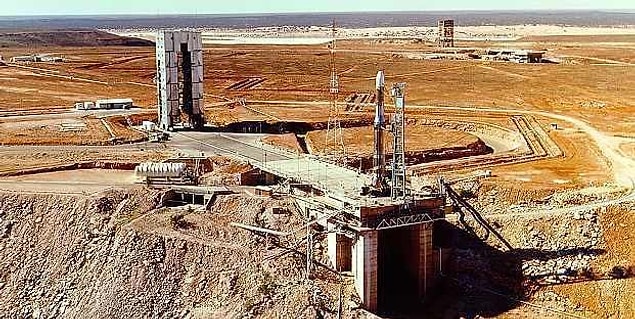 Avustralya ordusunun kullandığı bir bölge olan Woomera Yasak Alanında olası çatışma durumlarına karşı silah denemeleri yapılıyor.