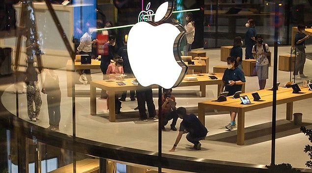 Koronavirüs pandemisi ile tüm sektörler üretimi durdurmuştu. Bu durum bir çok teknoloji şirketin de olduğu gibi Apple markasının cihazlarını üretmesinde de aksaklıklara neden oldu. Apple 2020 model iPhone’ların tanıtımını bir süre erteledi.