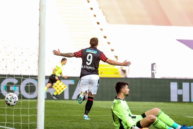 Maçın 8. dakikasında sağ kanattan ceza sahasına gönderilen ortaya Stancu boş pozisyonda kafasıyla vurdu ve deplasmanda takımını 1-0 öne geçiren golü kaydetti.