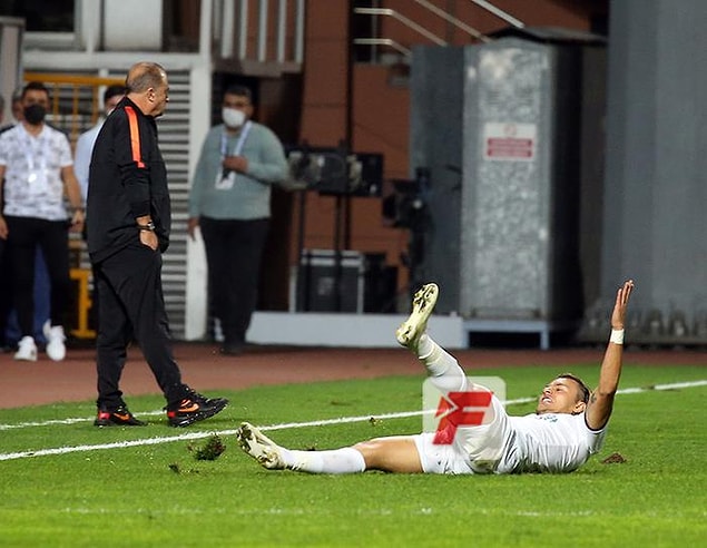 Yusuf Erdoğan, ilk yarının son anlarında attığı harika golün sevincini Fatih Terim'in tam önünde yaşadı.