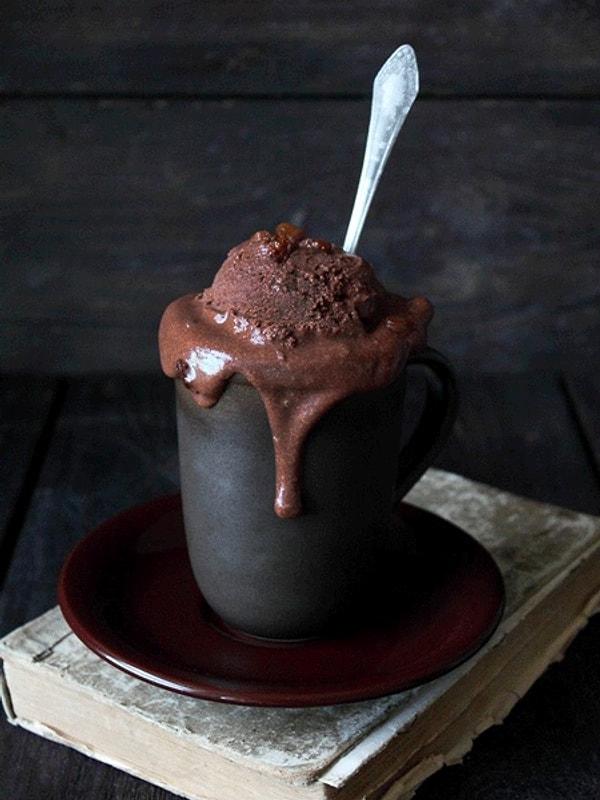9. Kaşık kaşık bitter çikolatalı dondurma