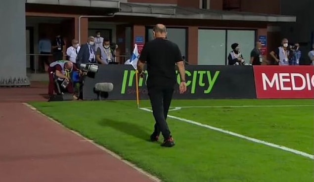 90. dakikada Fatih Terim, 4. hakeme, '5 dakika mı uzatma verdiniz' diye sordu. 'Evet hocam' yanıtını alınca, 'Alın kendiniz oynayın' diyerek soyunma odasına gitti.