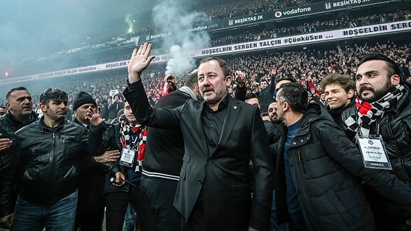 Bir başka anım da Ali Rıza Sergen Yalçın Hoca'nın imza töreni idi. Binlerce kişi ile ben de tribünde yerimi almıştım.