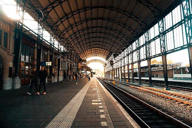 4. Frankfurt gibi şehirler kışın çok soğuk olduğu için büyük şehirlerdeki tren istasyonlarında bekleme salonları vardır.