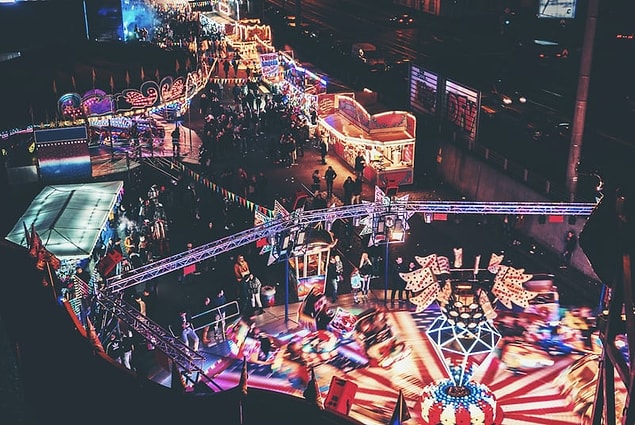 8. Geçit törenleri, sahne gösterileri gibi eğlence türleri Köln Karnavalı'na katılanlar için gösterilir. Ren bölgesindeki bu karnaval oldukça popülerdir ve neredeyse 1 milyon kişi katılır.