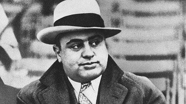12. 1986 yılında Al Capone'nin gizli kasasının açılışını 30 milyon insan izlese de sonuç olarak kasadan sadece çamur ve boş kaçak içki şişeleri çıkmıştı.