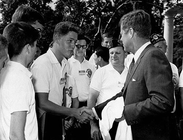 14. 16 yaşındaki Bill Clinton, John F. Kennedy'nin elini sıkıyor.