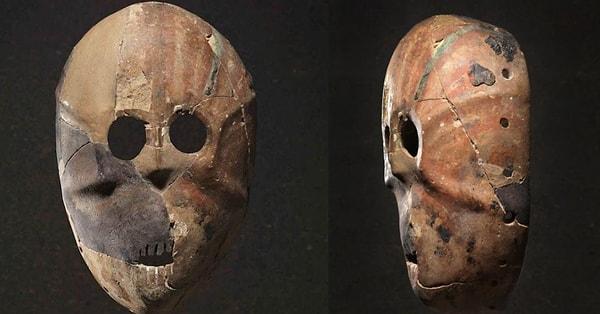 Kudüs'teki İsrail antikaları koleksiyonundan tam 9 (dokuz) bin yıllık bir maske... Nahal Hemar mağarasında 12 parça halinde bulunan bu mask kireç taşından yapılmış. (Bana her mask seni hatırlatıyor, Hannibal Lecter...)