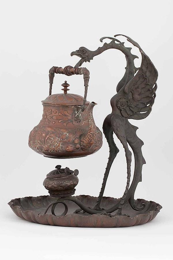 19. yüzyılın ortalarından Rus üretimi bronz, ahşap ve bakırdan yapılmış bir çaydanlık... Şu an Samovar Müzesi'nde ve kendi adıma çay yerine kahve demlemeye doyamazdım bu güzel sanat eserinde.