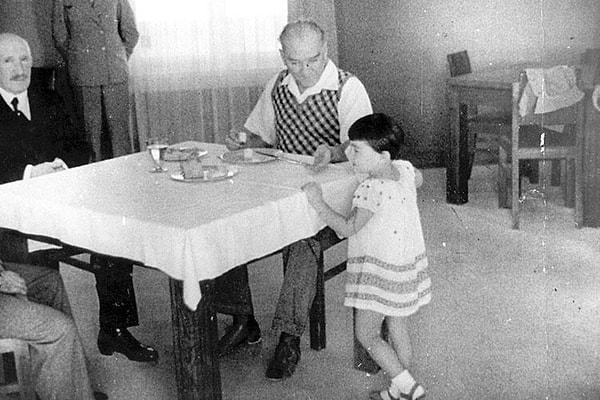 Atatürk, ziyafetlerde çok yemek yenmesinin tasarrufa aykırı bulunduğunu söyleyerek sağlığa zararlı olduğunu söylemiştir diyor.