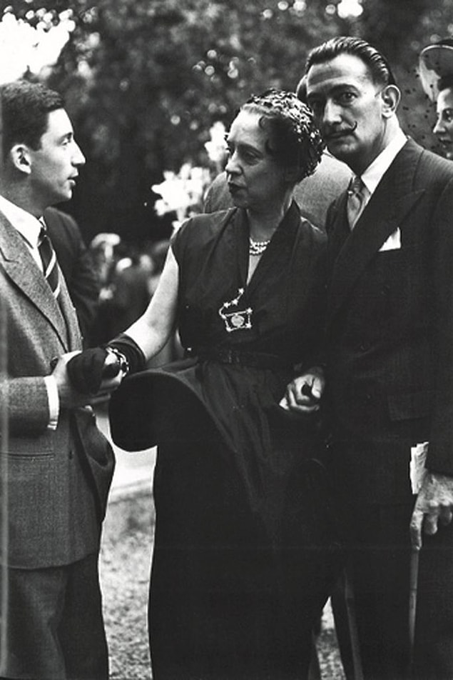 2. Schiaparelli modaevi kendi tarzına uygun sanatçılarla da işbirliği yapıyordu. Salvador Dali, markanın takı koleksiyonu için tasarım yapan sanatçılardan biriydi.