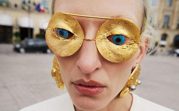 4. Gözlükleri birer aksesuara dönüştüren markanın iddialı altın tasarımları bu yıl da konuşulacak gibi.
